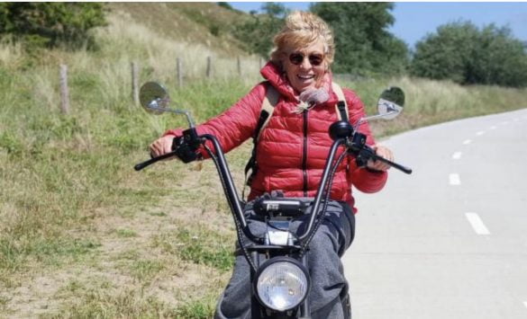 Corry op een e-scooter