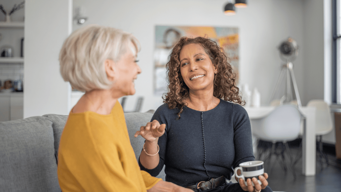 een vrijwillige coach begeleidt een deelnemer bij de cursus HipHelpt