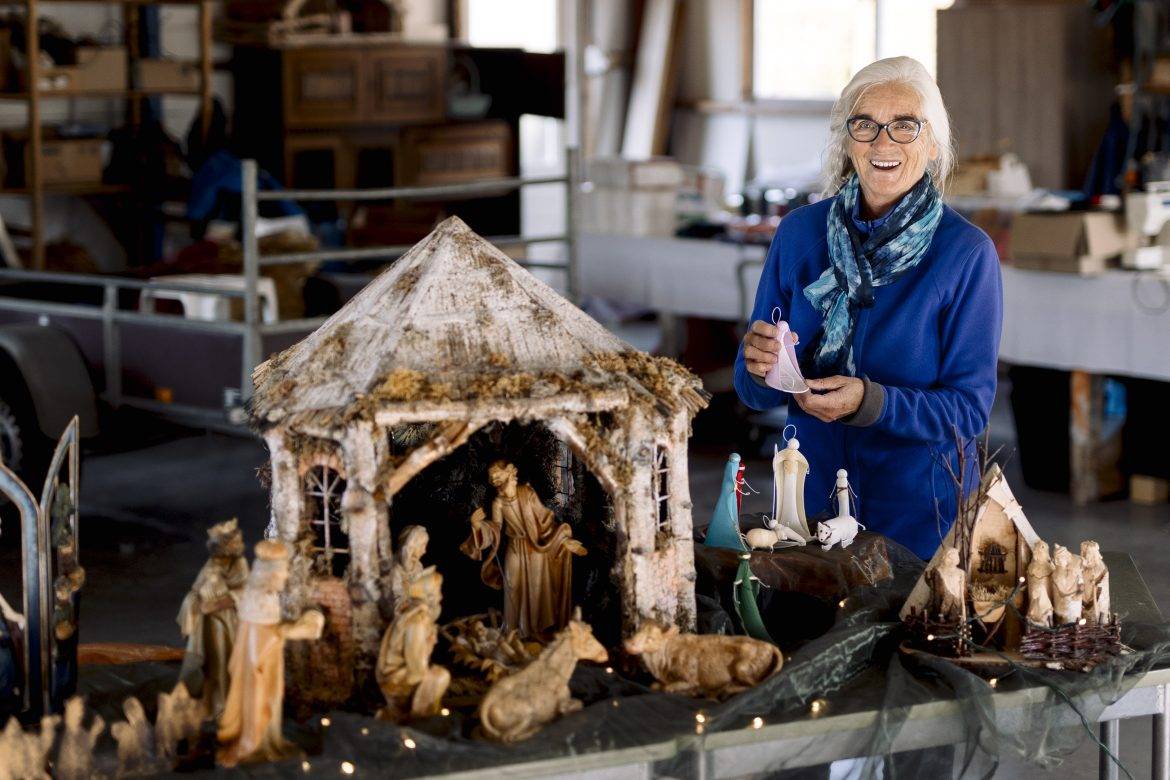 Jelkje Kloosterman met haar kerststallen