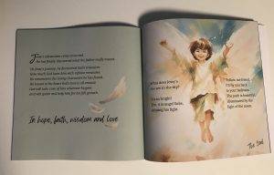 een opengeslagen boekje met links een tekst en rechts een plaatje van een kindje als engel met zijn handjes omhoog