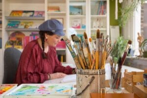 Illustrator Marijke ten Cate in haar atelier