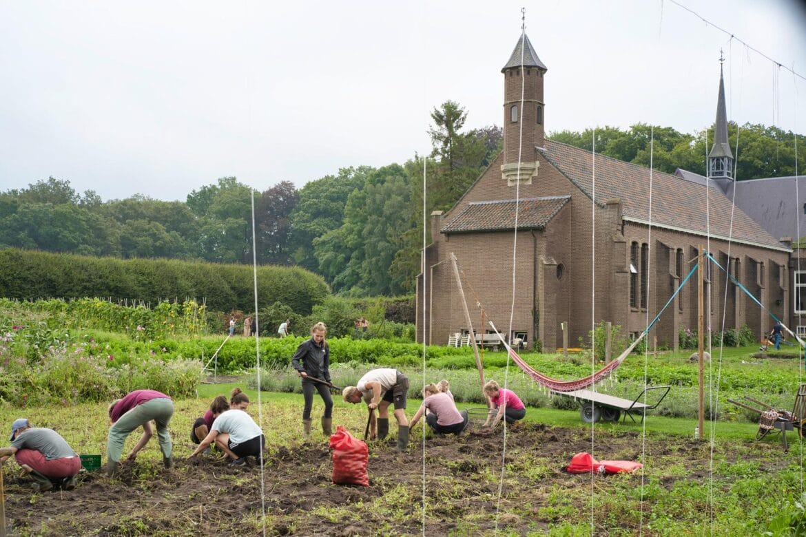 Werken in de moestuin tijdens het Kloosterfestival