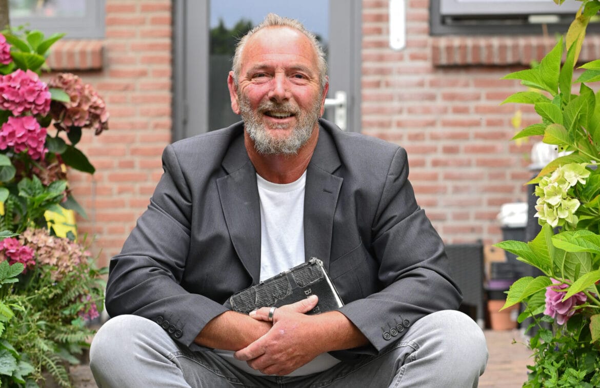 Hank Geers met zijn bijbel