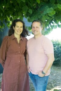 Nils en Jiska Verheul in hun tuin