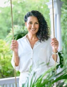 Esther van Schaik op haar veranda