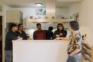 Bengaalse studenten in de keuken met Dorien