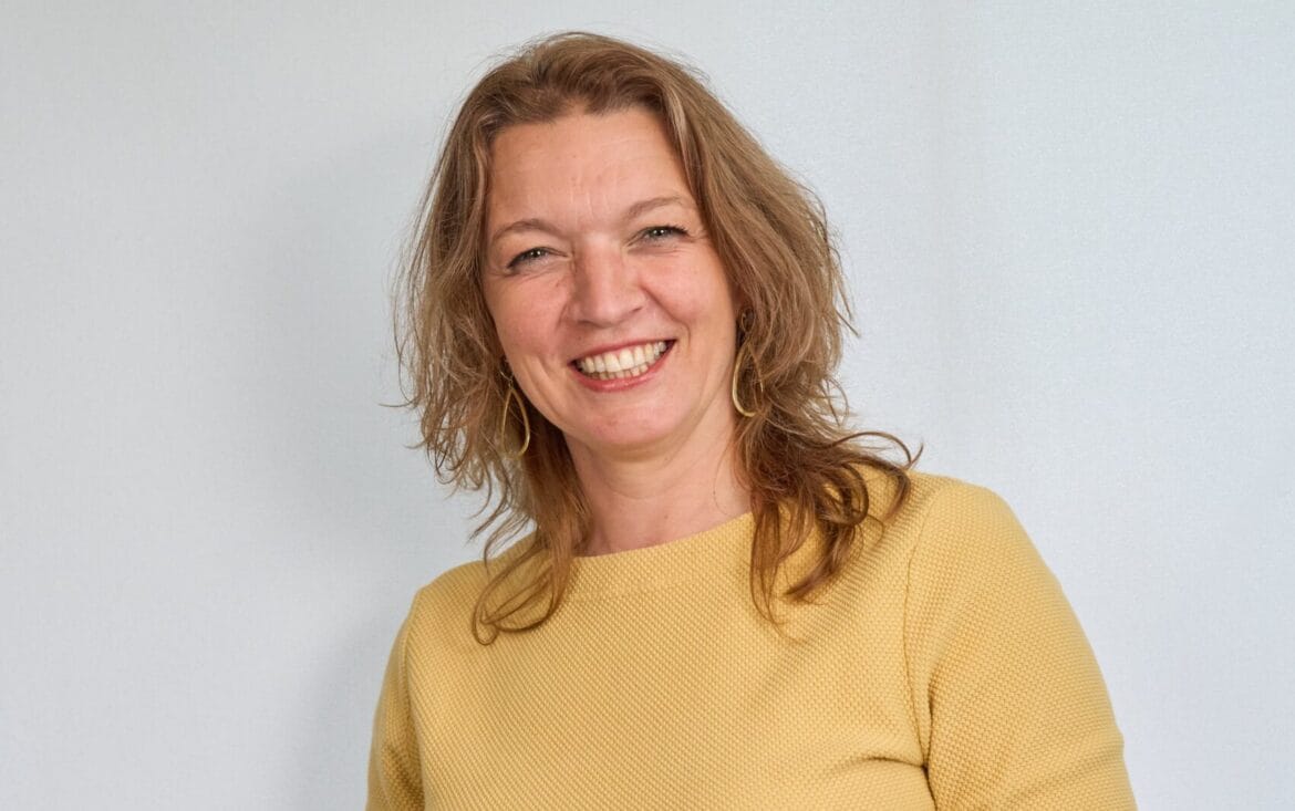 Elke van Kooten gaat met haar gezin in een gezinshuis wonen